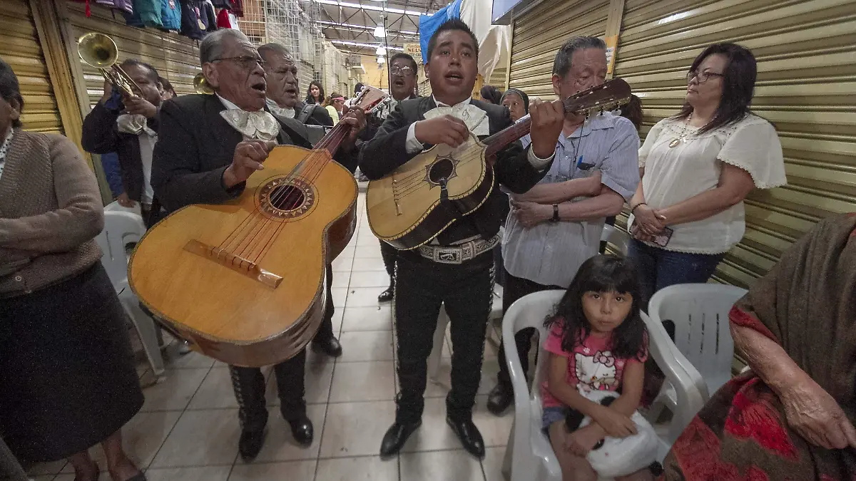 Mariachis amenizaron con “las mañanitas”  al finalizar la celebración eucarística.  Foto César Ortiz